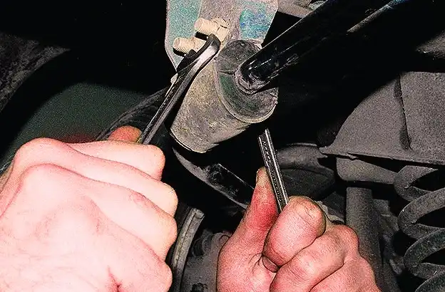 Снятие и установка стабилизатора поперечной устойчивости автомобиля «Волга»