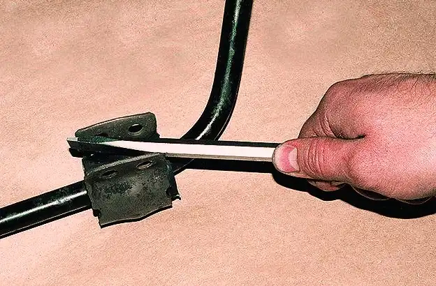 Снятие и установка стабилизатора поперечной устойчивости автомобиля «Волга»