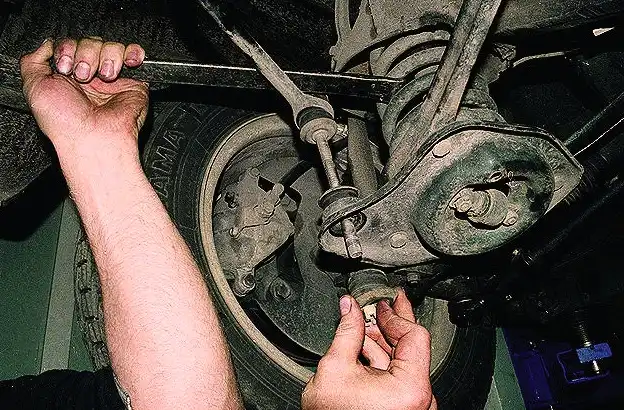 Снятие и установка стабилизатора поперечной устойчивости автомобиля «Волга»