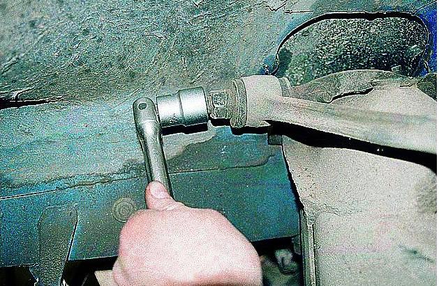 Замена резиновых втулок верхних рычагов автомобиля Волга