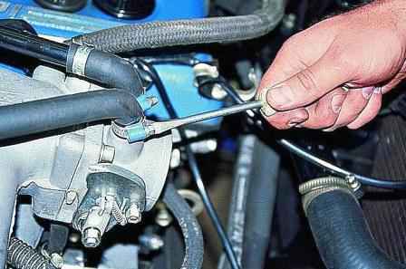 Removing and installing the throttle assembly of a Gazelle car