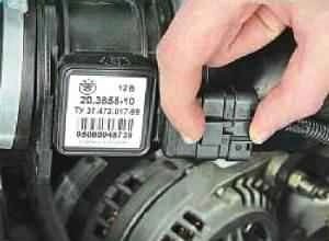 Removing and installing the throttle assembly of a Gazelle car