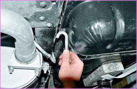 Removing and repairing the fuel tank of a Gazelle car