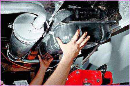 Retirar y reparar el tanque de combustible de un automóvil Gazelle