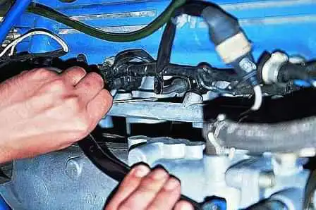 Prüfung und Austausch der Einspritzdüsen eines Gazelle-Autos Prüfung und Austausch der Einspritzdüsen eines Gazelle-Autos