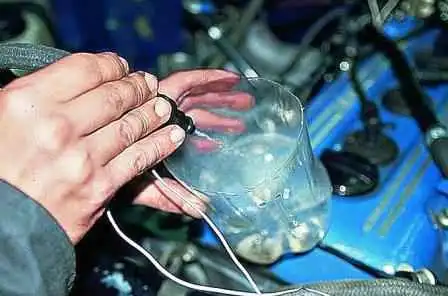 Prüfung und Austausch der Einspritzdüsen eines Gazelle-Autos Prüfung und Austausch der Einspritzdüsen eines Gazelle-Autos