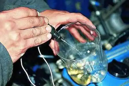 Prüfung und Austausch der Einspritzdüsen eines Gazelle-Autos Prüfung und Austausch der Einspritzdüsen eines Gazelle-Autos