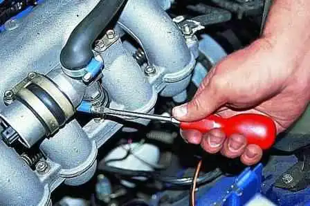 Prüfung und Austausch der Einspritzdüsen eines Gazelle-Autos Prüfung und Austausch der Einspritzdüsen eines Gazelle-Autos