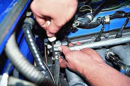 Revisando y reemplazando los inyectores del motor del auto Gazelle
