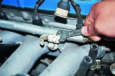 Prüfung und Austausch der Einspritzdüsen eines Gazelle-Autos Prüfung und Austausch der Einspritzdüsen eines Gazelle-Autos