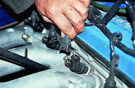 Checking and replacing the engine injectors of a Gazelle car
