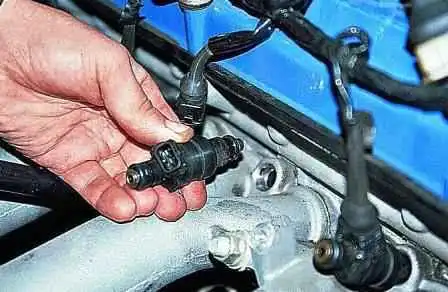 Prüfung und Austausch der Einspritzdüsen eines Gazelle-Autos Prüfung und Austausch der Einspritzdüsen eines Gazelle-Autos