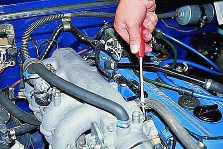 Revisando y reemplazando los inyectores del motor de un auto Gazelle