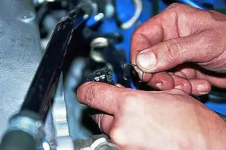 Prüfung und Austausch der Einspritzdüsen eines Gazelle-Autos Prüfung und Austausch der Einspritzdüsen eines Gazelle-Autos