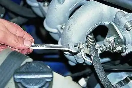 Prüfung und Austausch der Einspritzdüsen eines Gazelle-Autos Prüfung und Austausch der Einspritzdüsen eines Gazelle-Autos