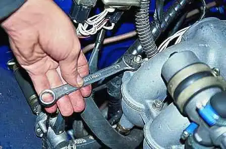 Prüfung und Austausch der Einspritzdüsen eines Gazelle-Autos Prüfung und Austausch der Einspritzdüsen eines Gazelle-Autos