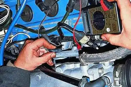 Prüfung und Austausch der Einspritzdüsen eines Gazelle-Autos Prüfung und Austausch der Einspritzdüsen eines Gazelle-Autos