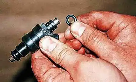 Prüfung und Austausch der Einspritzdüsen eines Gazelle-Autos Prüfung und Austausch der Einspritzdüsen eines Gazelle-Autos