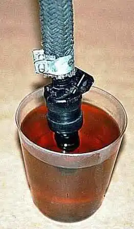 Prüfung und Austausch der Einspritzdüsen eines Gazelle-Autos Prüfung und Austausch der Einspritzdüsen eines Gazelle-Autos