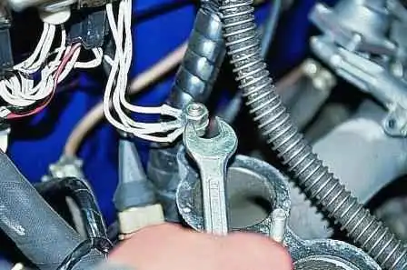 Prüfung und Austausch der Einspritzdüsen eines Gazelle-Autos Prüfung und Austausch der Einspritzdüsen eines Gazelle-Autos