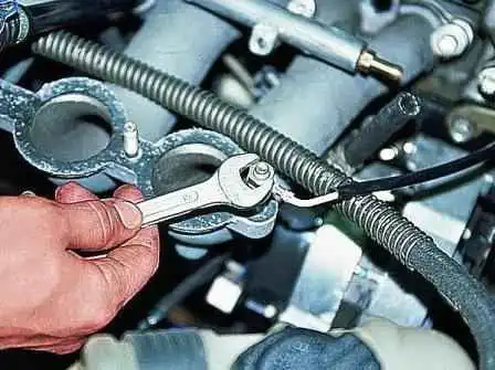 Prüfung und Austausch der Einspritzdüsen eines Gazelle-Autos Prüfung und Austausch der Einspritzdüsen eines Gazelle-Autos