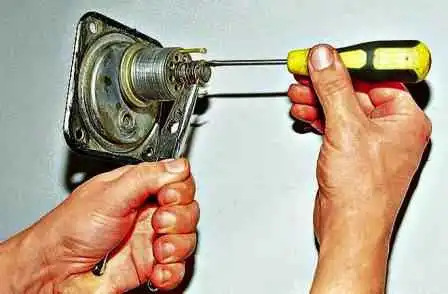 Removing and disassembling the Gazelle car sediment filter Removing and disassembling the Gazelle car sediment filter