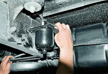Extracción y desmontaje del filtro de sedimentos del automóvil Gazelle