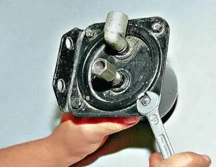 Removing and disassembling the Gazelle car sediment filter Removing and disassembling the Gazelle car sediment filter