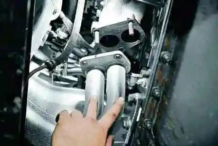 Cómo reemplazar la bajante en un sistema de escape Gazelle