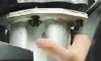 Cómo reemplazar la bajante de un sistema de escape Gazelle