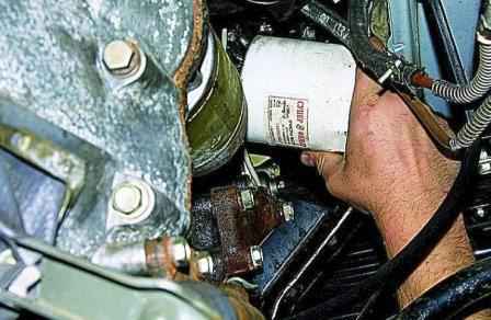 Öl und Ölfilter des Gazelle-Automotors wechseln