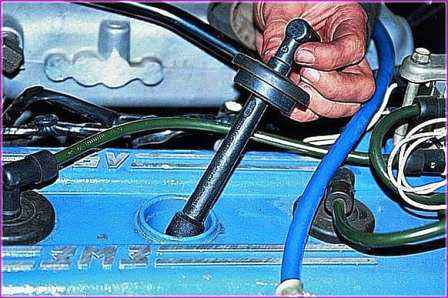 Revisando los cables de alto voltaje del motor ZMZ 406