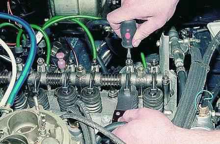 Adjusting the valve clearances of the ZMZ-402 engine
