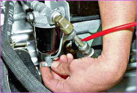 Ersetzen der Kraftstofffilter eines Gazelle-Autos Ersetzen der Kraftstofffilter eines Gazelle-Autos