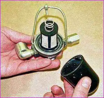 Ersetzen der Kraftstofffilter eines Gazelle-Autos Ersetzen der Kraftstofffilter eines Gazelle-Autos