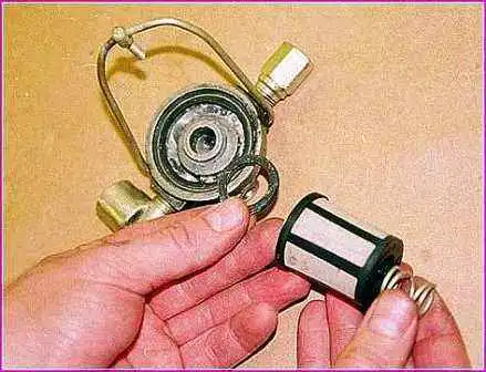 Ersetzen der Kraftstofffilter eines Gazelle-Autos Ersetzen der Kraftstofffilter eines Gazelle-Autos