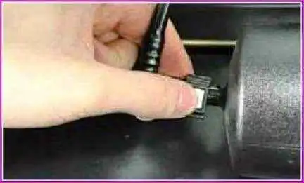 Ersetzen der Kraftstofffilter eines Gazelle-Autos Ersetzen der Kraftstofffilter eines Gazelle-Autos