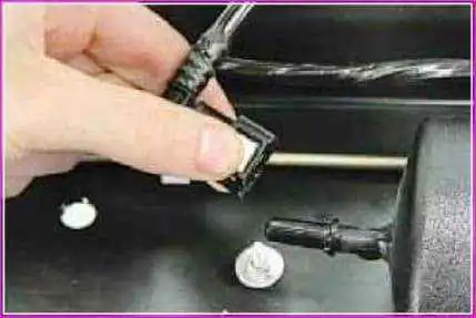 Ersetzen der Kraftstofffilter eines Gazelle-Autos Ersetzen der Kraftstofffilter eines Gazelle-Autos