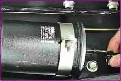 Ersetzen der Kraftstofffilter eines Gazelle-Autos Ersetzen der Kraftstofffilter eines Gazelle-Autos