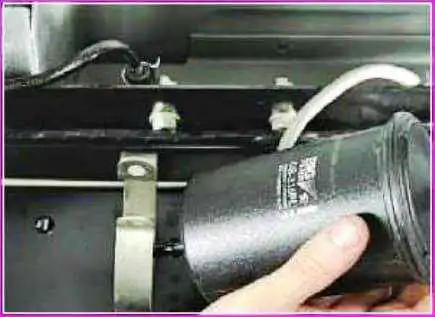 Ersetzen der Kraftstofffilter eines Gazelle-Autos Ersetzen der Kraftstofffilter eines Gazelle-Autos