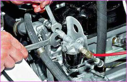 Ersetzen der Kraftstofffilter eines Gazelle-Autos Ersetzen der Kraftstofffilter eines Gazelle-Autos