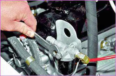 Ersetzen der Kraftstofffilter eines Gazelle-Autos Ersetzen der Kraftstofffilter eines Gazelle-Autos