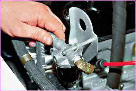 Ersetzen der Kraftstofffilter eines Gazelle-Autos Ersetzen der Kraftstofffilter eines Gazelle-Autos