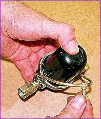 Ersetzen der Kraftstofffilter eines Gazelle-Autos Ersetzen der Kraftstofffilter eines Gazelle-Autos