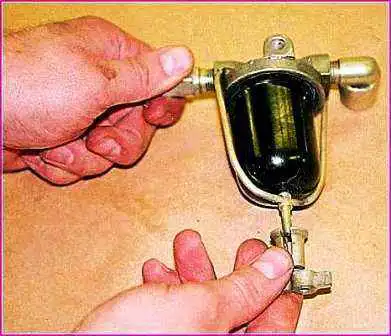 Ersetzen der Kraftstofffilter eines Gazelle-Autos Ersetzen der Kraftstofffilter eines Gazelle-Autos