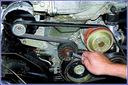 Removing and installing alternator belt ZMZ-406