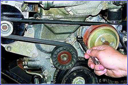 Removing and installing alternator belt ZMZ-406