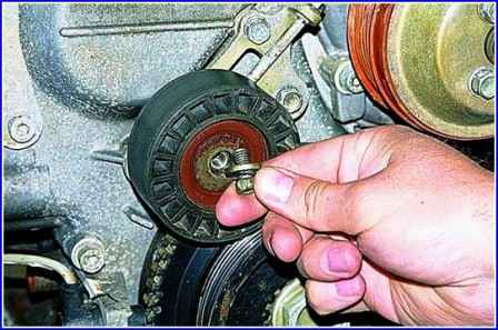 Removing and installing alternator belt ZMZ-406