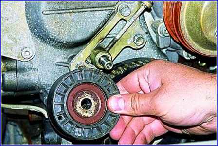 Removing and installing alternator belt ZMZ-406