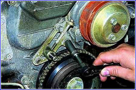 Removing and installing alternator belt ZMZ-406